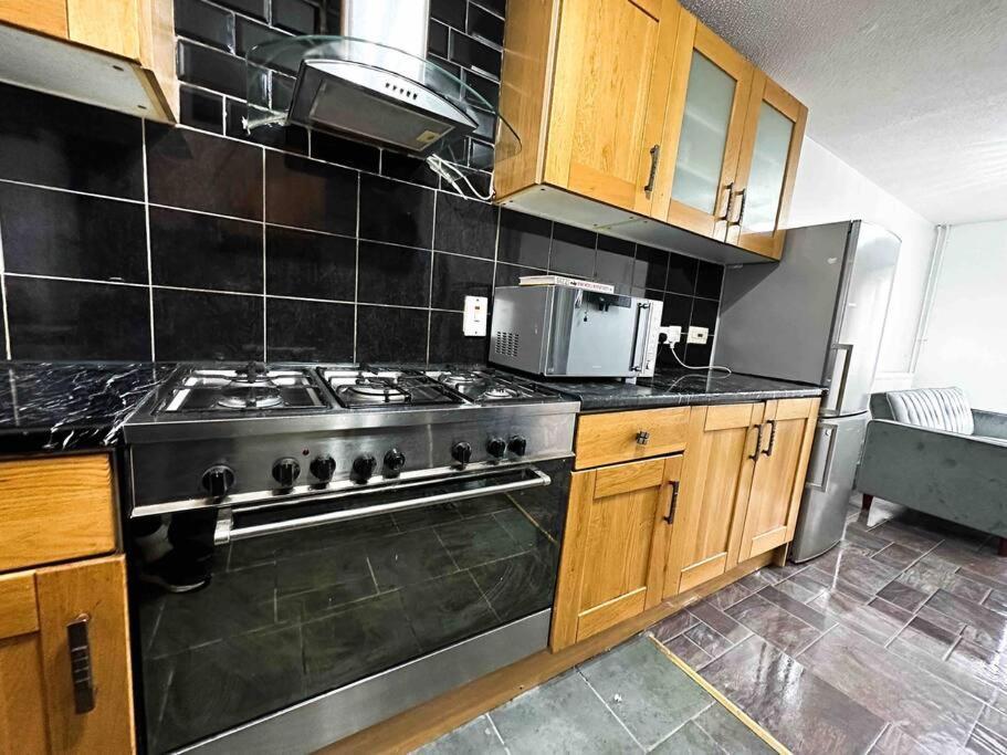 New! 4 Bedroom London House With Garden And Lawn Εξωτερικό φωτογραφία